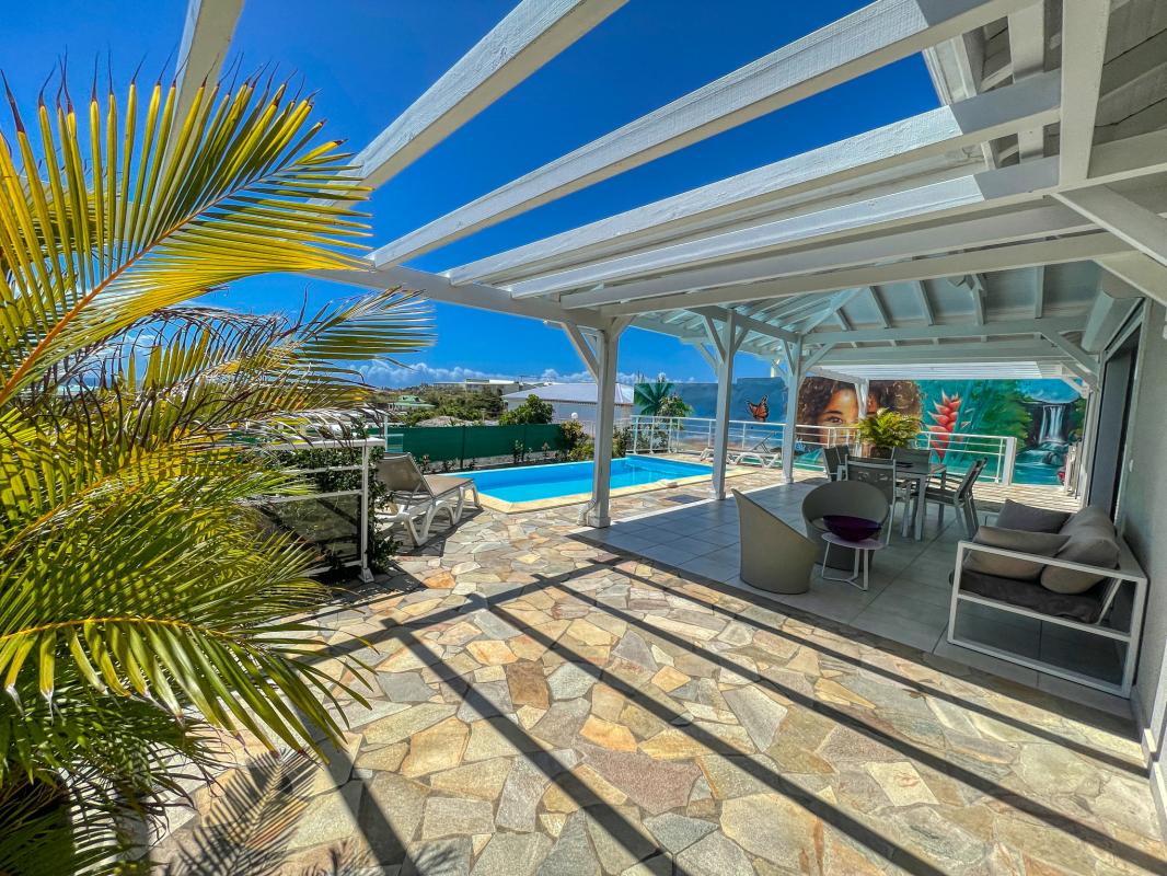 Location villa Rubis 2 chambres 4 personnes vue sur mer piscine à St François en Guadeloupe - terrasse..